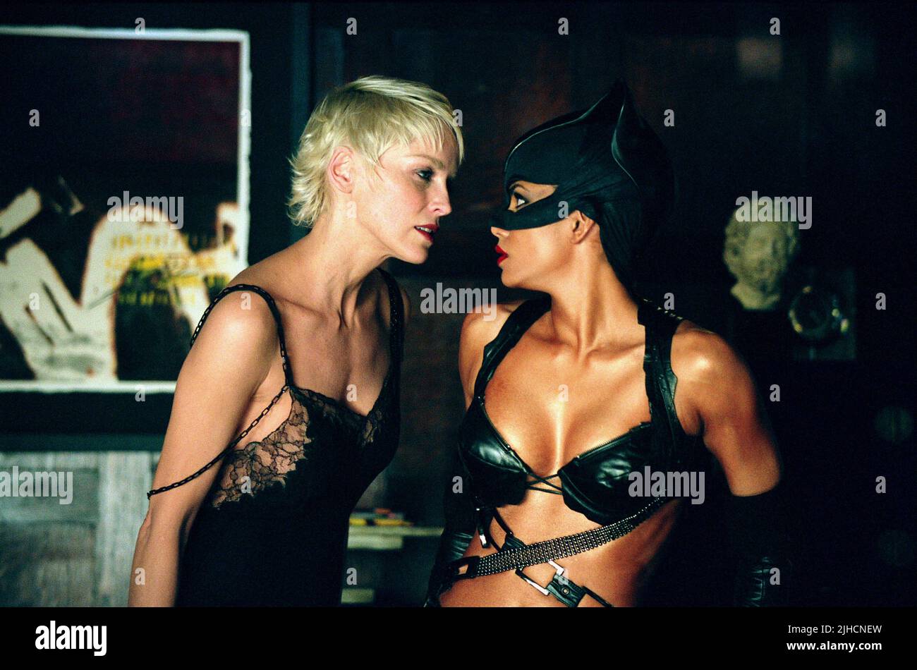 SHARON STONE, Halle Berry, Catwoman, 2004 Banque D'Images