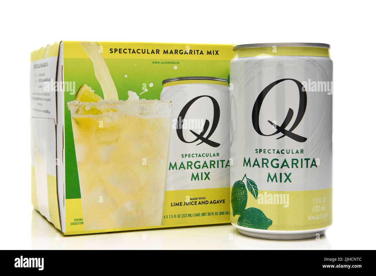 IRVINE, CALIFORNIE - 15 JUL 2022: Un paquet de quatre Q spectaculaire Margarita Mix avec une boîte à l'extérieur du paquet. Banque D'Images