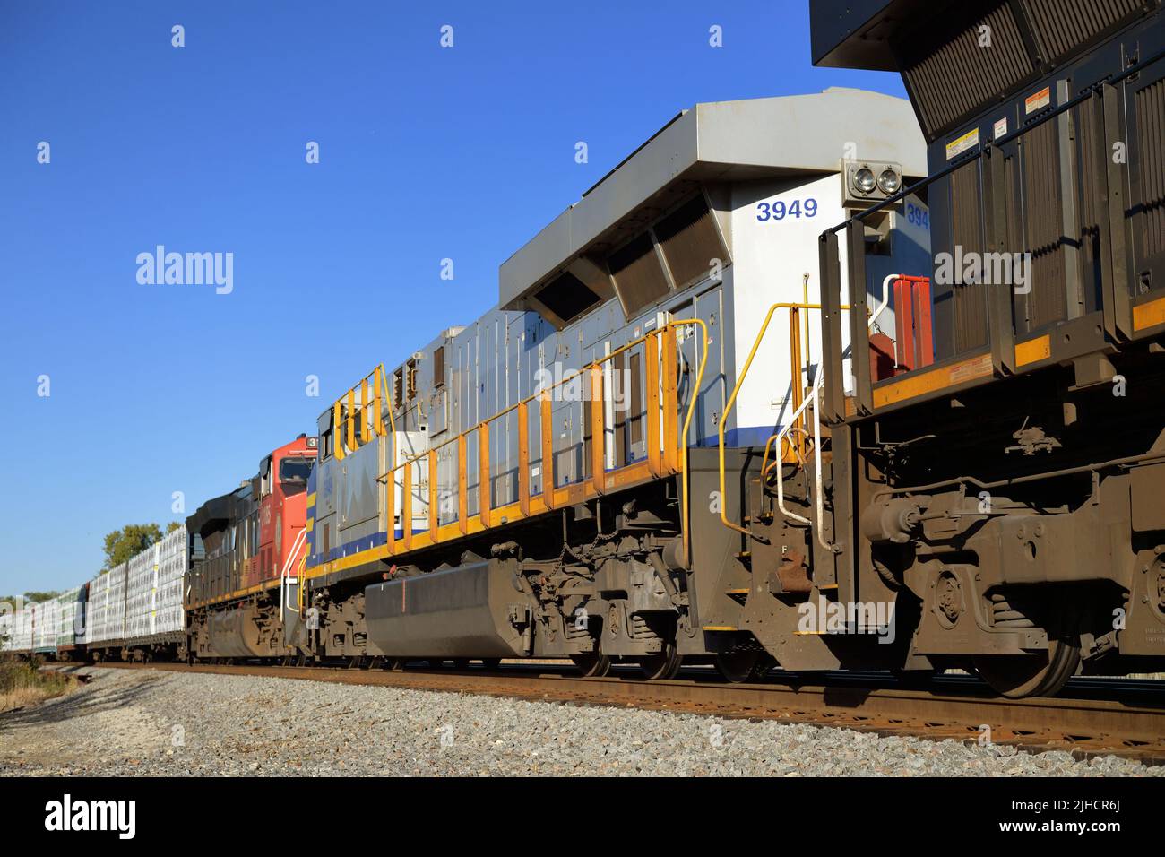 Hoffman Estates, Illinois, États-Unis.Un trio de locomotives du canadien National dirigent un train de marchandises dans une section rurale du nord-est de l'Illinois. Banque D'Images