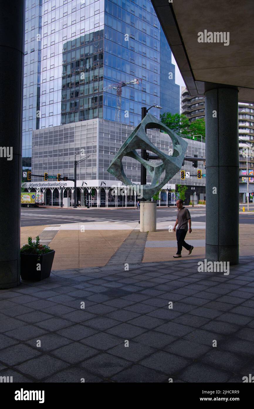 Gentleman le dimanche, promenez-vous devant Atlantic Station dans le centre-ville de Stamford Connecticut, Circa juin 2022 Banque D'Images