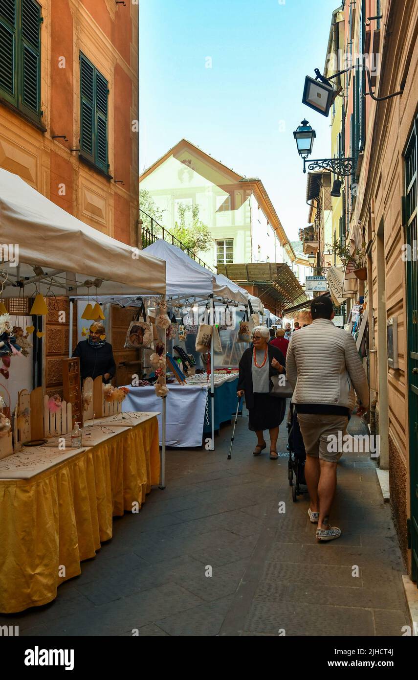 Marché artisanal de la rue via Magenta, dans le centre historique de Rapallo, Gênes, Ligurie, Italie Banque D'Images