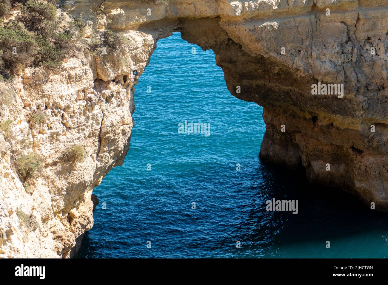 Arche naturelle d'Albandeira à marée basse. Point de repère à Lagoa, Algarve. Banque D'Images