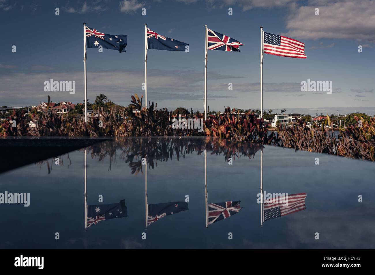Les drapeaux de la coalition de la Seconde Guerre mondiale sur le sentier du patrimoine de la promenade des sous-marins à Brisbane, en Australie Banque D'Images
