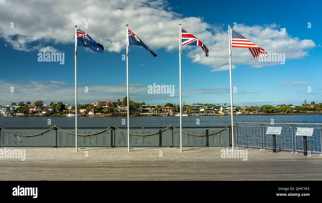 Les drapeaux de la coalition de la Seconde Guerre mondiale sur le sentier du patrimoine de la promenade des sous-marins à Brisbane, en Australie Banque D'Images