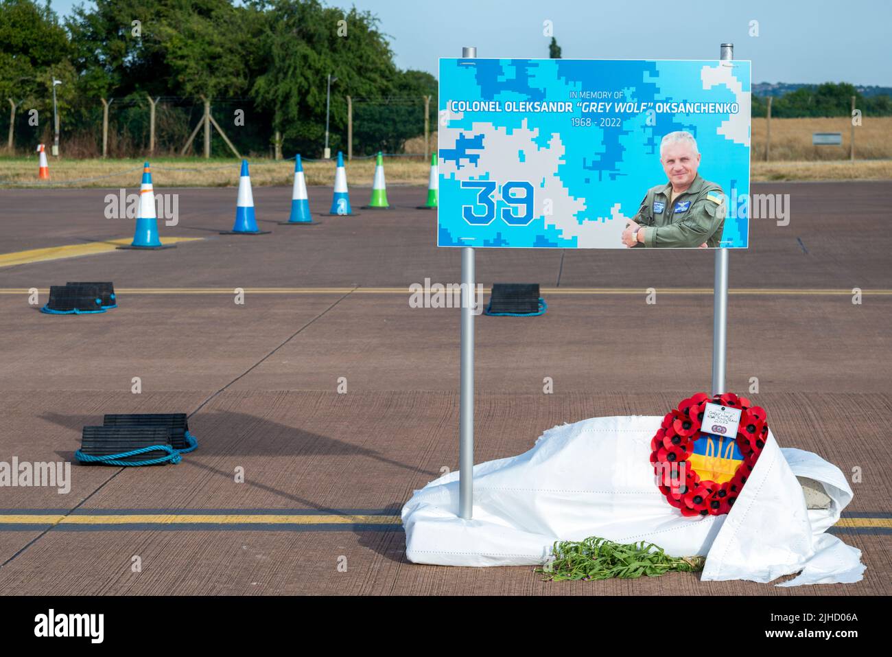 RAF Fairford, Gloucestershire, Royaume-Uni. 17th juillet 2022. L’un des plus grands spectacles aériens au monde est revenu après une pause de 3 ans en raison de la pandémie de cavid qui a conduit les forces aériennes internationales, les équipes d’exposition et les foules énormes dans les Cotswolds. Mémorial du colonel Oleksander Oksanchenko, connu sous le nom de Grey Wolf, qui a été abattu au-dessus de Kiev dans la guerre contre la Russie. Il avait exposé l'avion de chasse Sukhoi su-27 Flanker de l'armée de l'air ukrainienne à Fairford dans les spectacles de 2017 et 2018 et est sorti de la retraite pour se battre. Des cales de roue ont été placées pour indiquer l'aéronef et le pilote manquants Banque D'Images