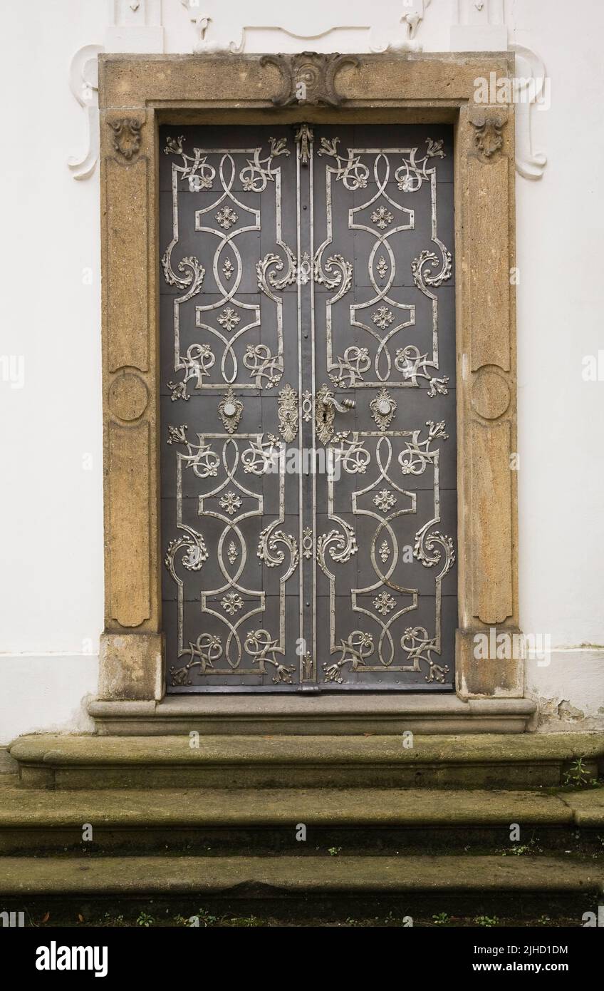 Porte d'entrée d'un bâtiment architectural religieux, quartier du château de Prague, Prague, République tchèque. Banque D'Images