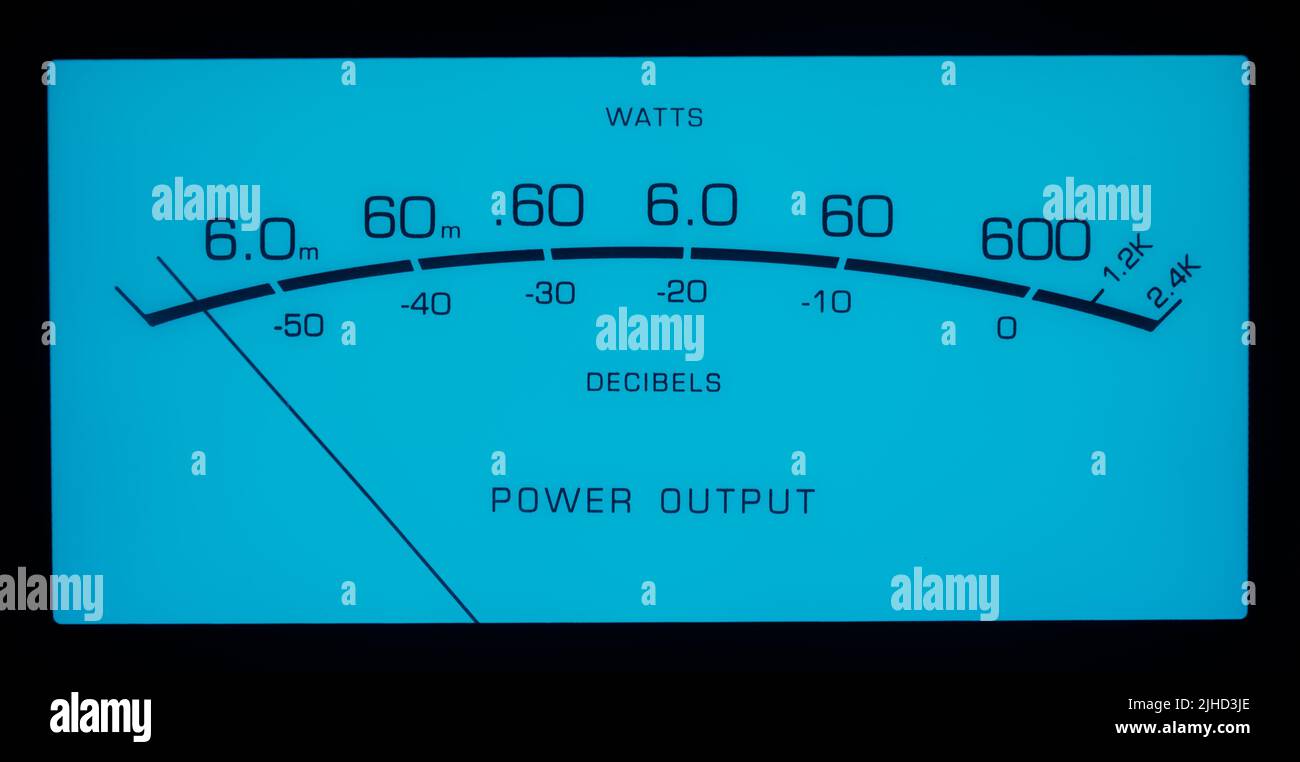Amplificateur audio wattmètre analogique allumé en bleu sarcelle Banque D'Images