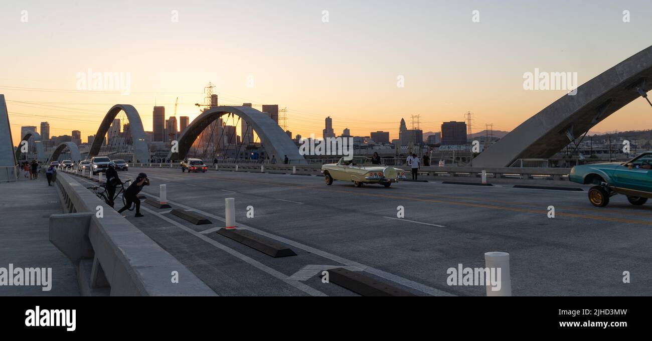 Des passagers bas franchissent le pont de 6th rues à Los Angeles au coucher du soleil Banque D'Images