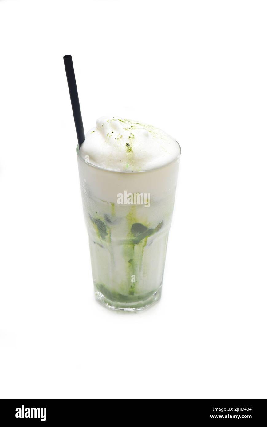 Matcha latte isolé sur fond blanc Banque D'Images