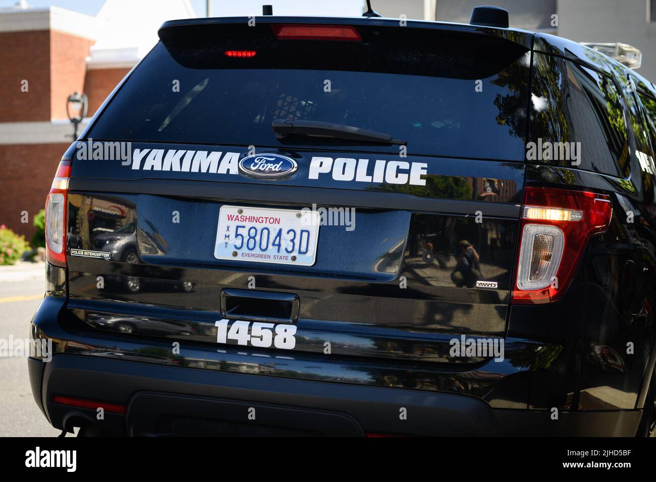 Yakima, WA, États-Unis - 11 juillet 2022; voiture de police Yakima noire et blanche dans le gros plan arrière avec plaque d'immatriculation de Washington exempte et nom du département Banque D'Images