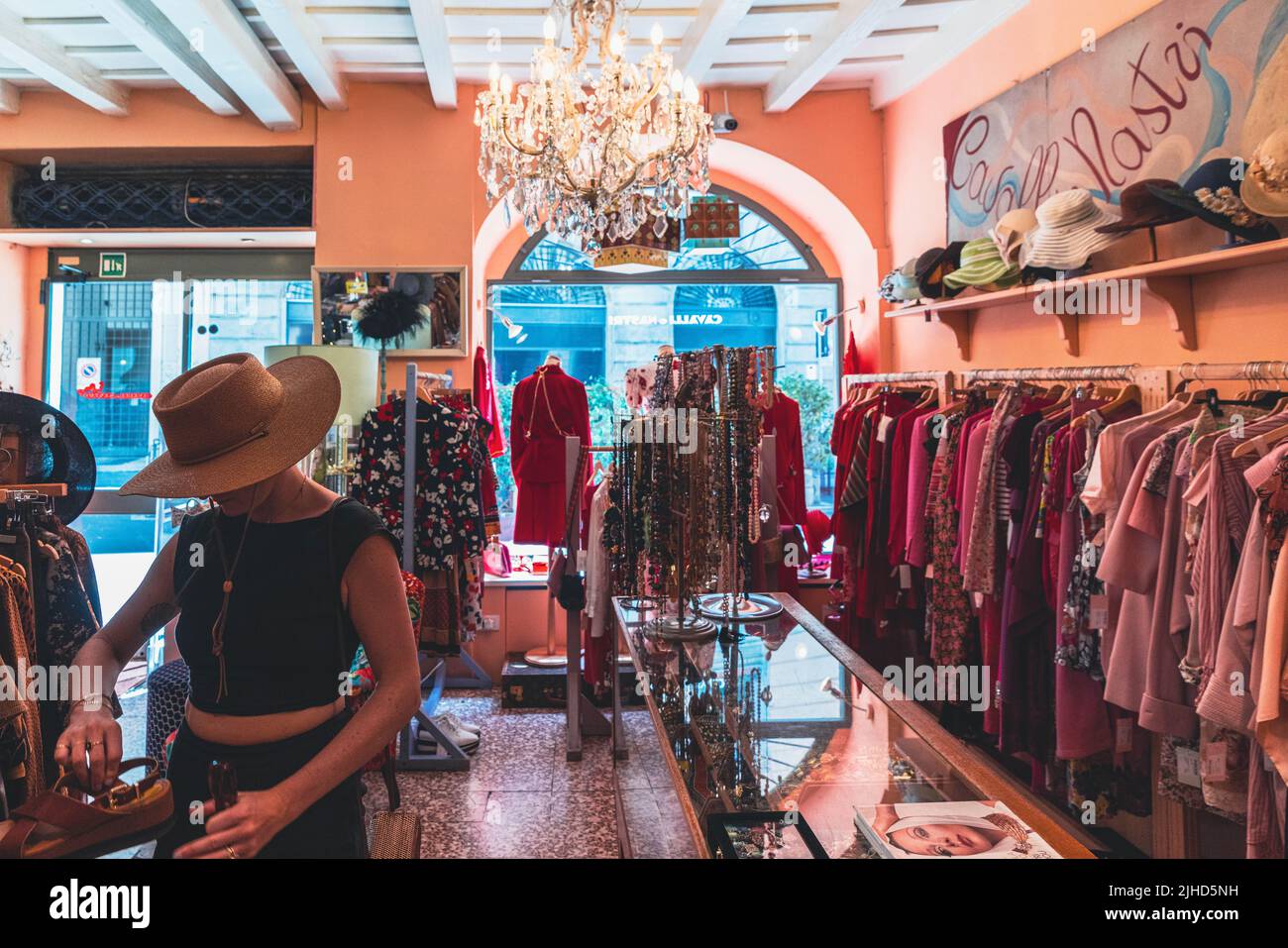 Femme magasiner dans un magasin d'époque de Milan Banque D'Images