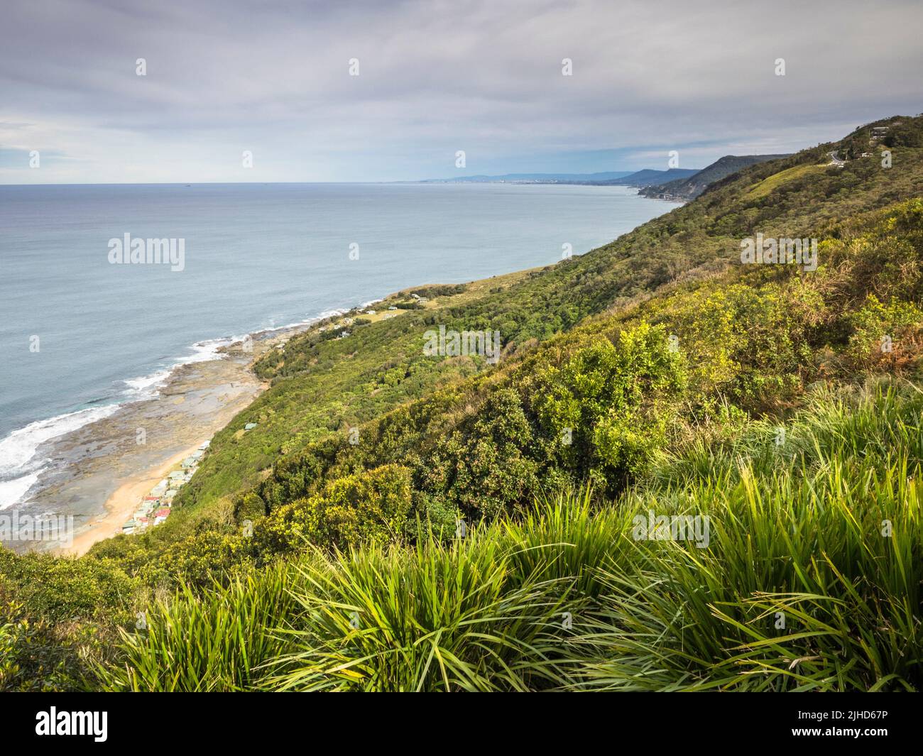 La plage de Werresg et les promontoires de l'escarpement d'Illawarra s'étendent au-dessus de la mer de Tasman depuis Otford, à l'extrémité sud de la piste côtière de Sydney. Banque D'Images