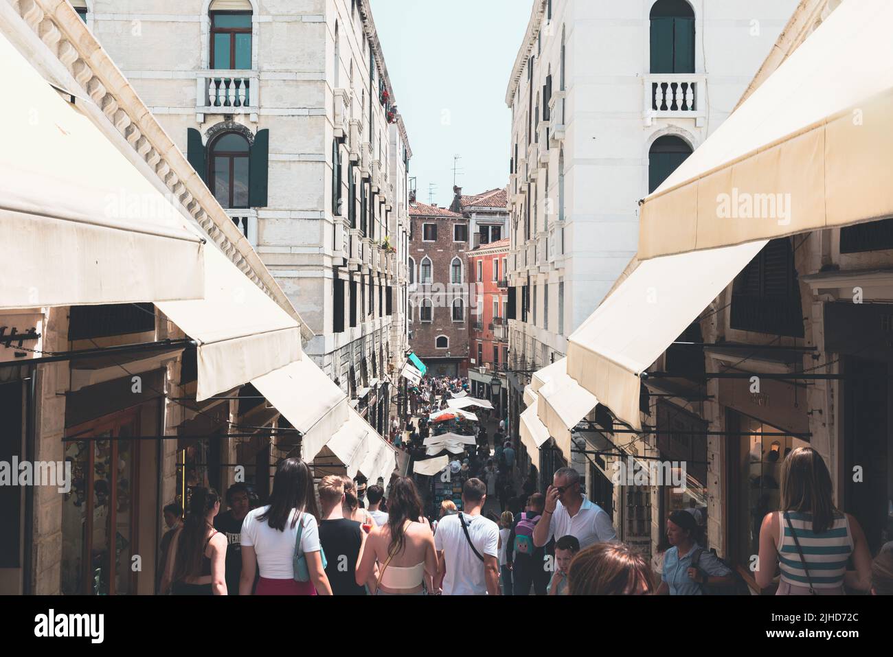 Promenade commerçante à Venise Banque D'Images
