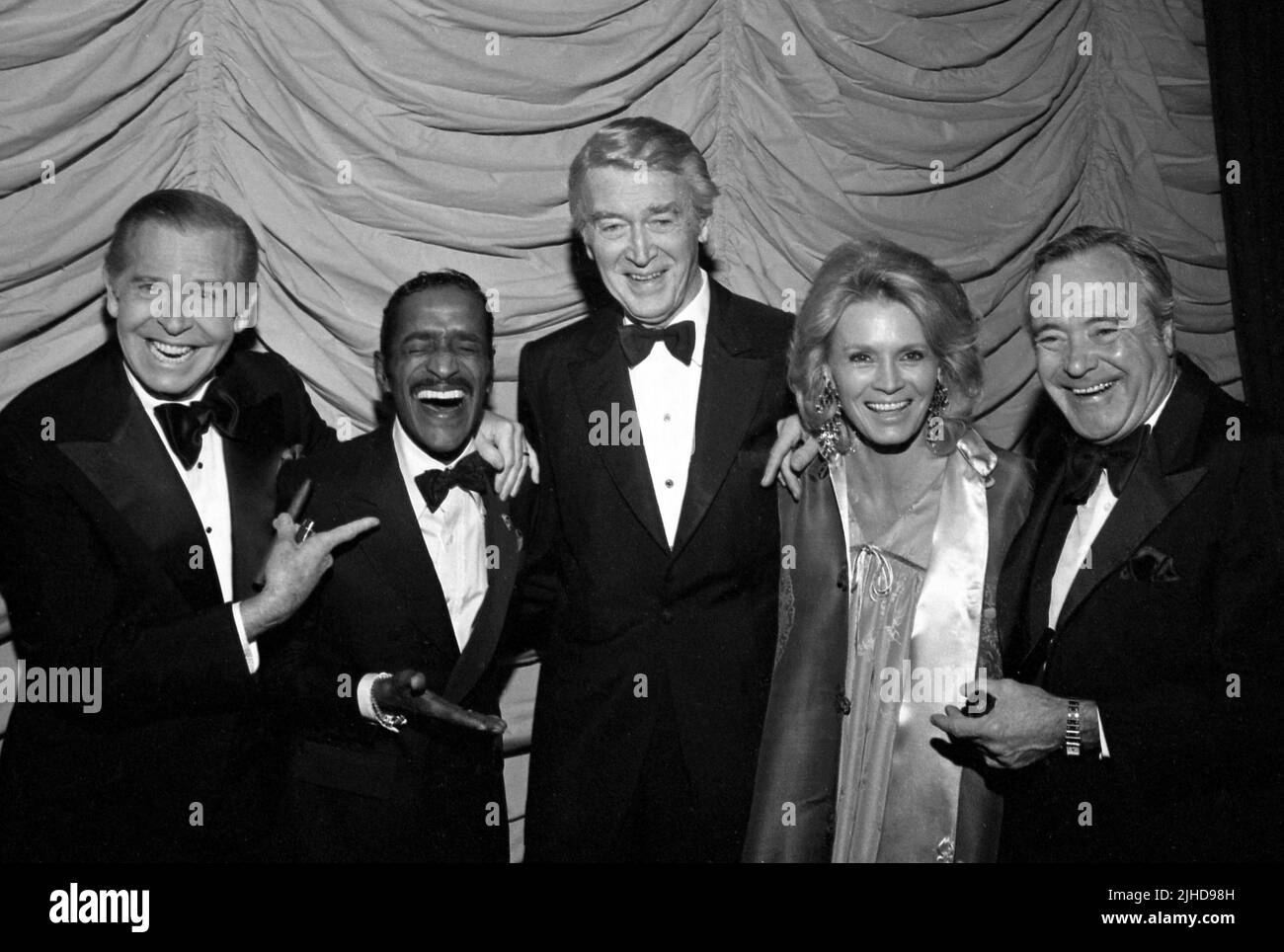 Milton Berle, Sammy Davis Jr., James Stewart, Angie Dickinson et Jack Lemmon, photographiés comme le Club des frères de Beverly Hills, honorent Sammy Davis Jr. Avec le prix d'excellence à vie à l'hôtel Beverly Hilton sur 25 novembre 1980. Crédit: Ralph Dominguez/MediaPunch Banque D'Images