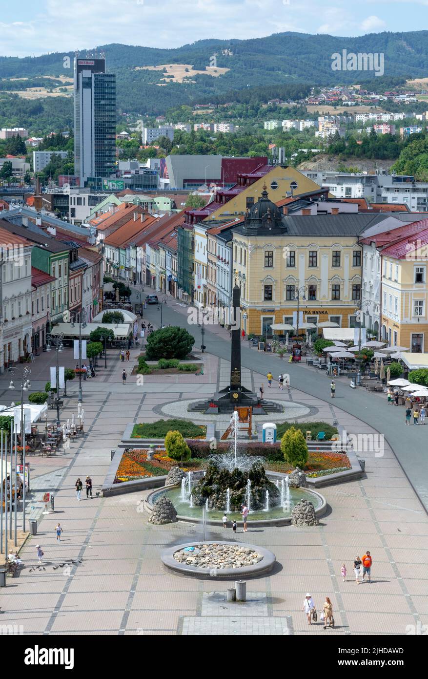 Place SNP à Banska Bystrica pendant la saison estivale. Banque D'Images