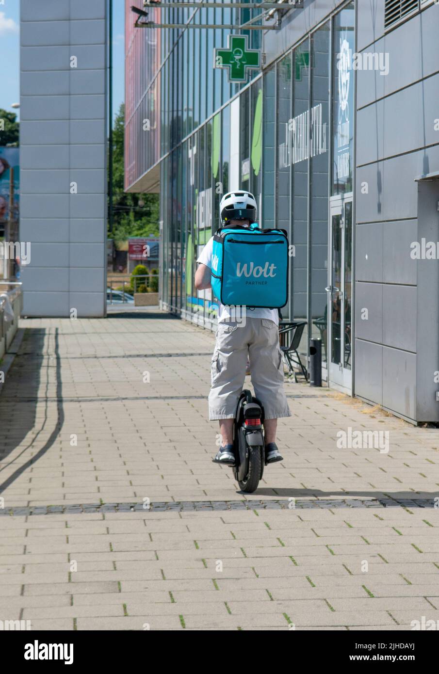 Banska Bystrica, Slovaquie - 16 juillet 2022 : courrier Wolt au travail à Banska Bystrica. Service de livraison de nourriture. Banque D'Images