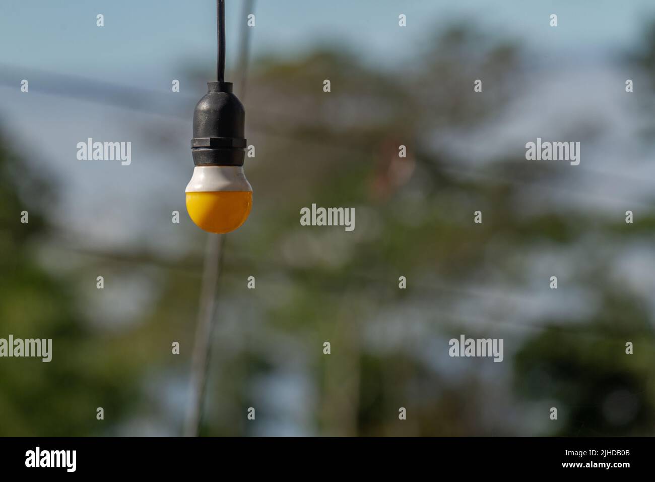 Une série de lampes d'éclairage qui ont une ampoule jaune, la lumière jaune pénétrera facilement dans le brouillard, les situations naturelles montagneuses qui sont souvent brumeuses Banque D'Images