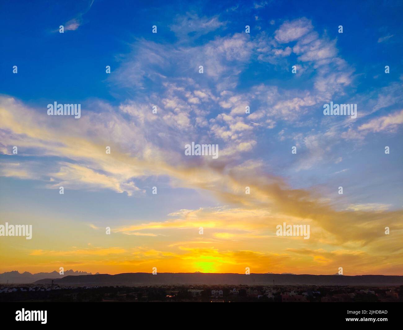 Ciel coloré au coucher du soleil à ElGouna, Egypte pleine de rose, violet et orange Banque D'Images