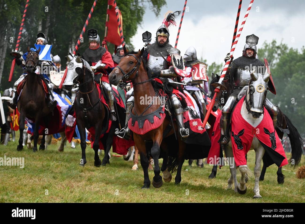 Grunwald, Pologne. 16th juillet 2022. Les amateurs vêtus de chevaliers sont vus en action lors d'une reconstitution de la bataille de Grunwald, à Grunwald, en Pologne, sur 16 juillet 2022. Une reconstitution de la bataille de Grunwald a été organisée ici vendredi et samedi. La bataille a eu lieu sur 15 juillet 1410, et est considérée comme l'une des plus importantes batailles de l'histoire polonaise. Credit: Alexey Vitvitsky/Xinhua/Alamy Live News Banque D'Images