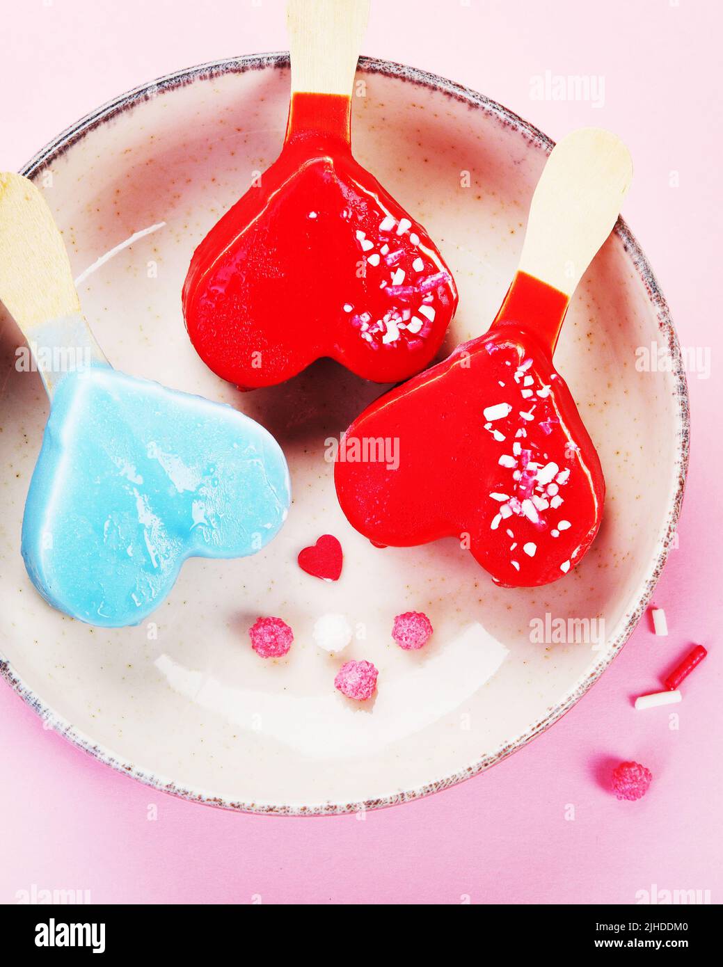 Différents types de crème glacée à la popsicle sur fond rose. Concept d'été atmosphérique. Vue de dessus, plat, espace de copie Banque D'Images