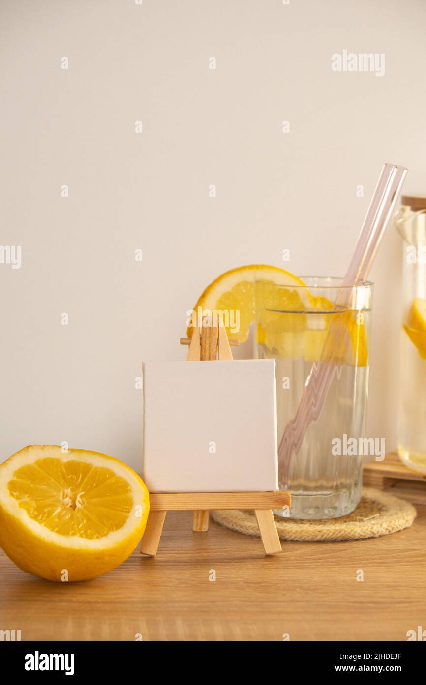 Toile de peinture vide pour vous texte maquette espace copie verre d'eau avec jus de citron frais avec pailles en verre réutilisables Detox eau tonique froide avec tranches de citron ensoleillées mode de vie peu de déchets mode de vie Eco-friendly Drinking Straw Set avec brosse de nettoyage. Concept sans déchets, sans plastique Banque D'Images