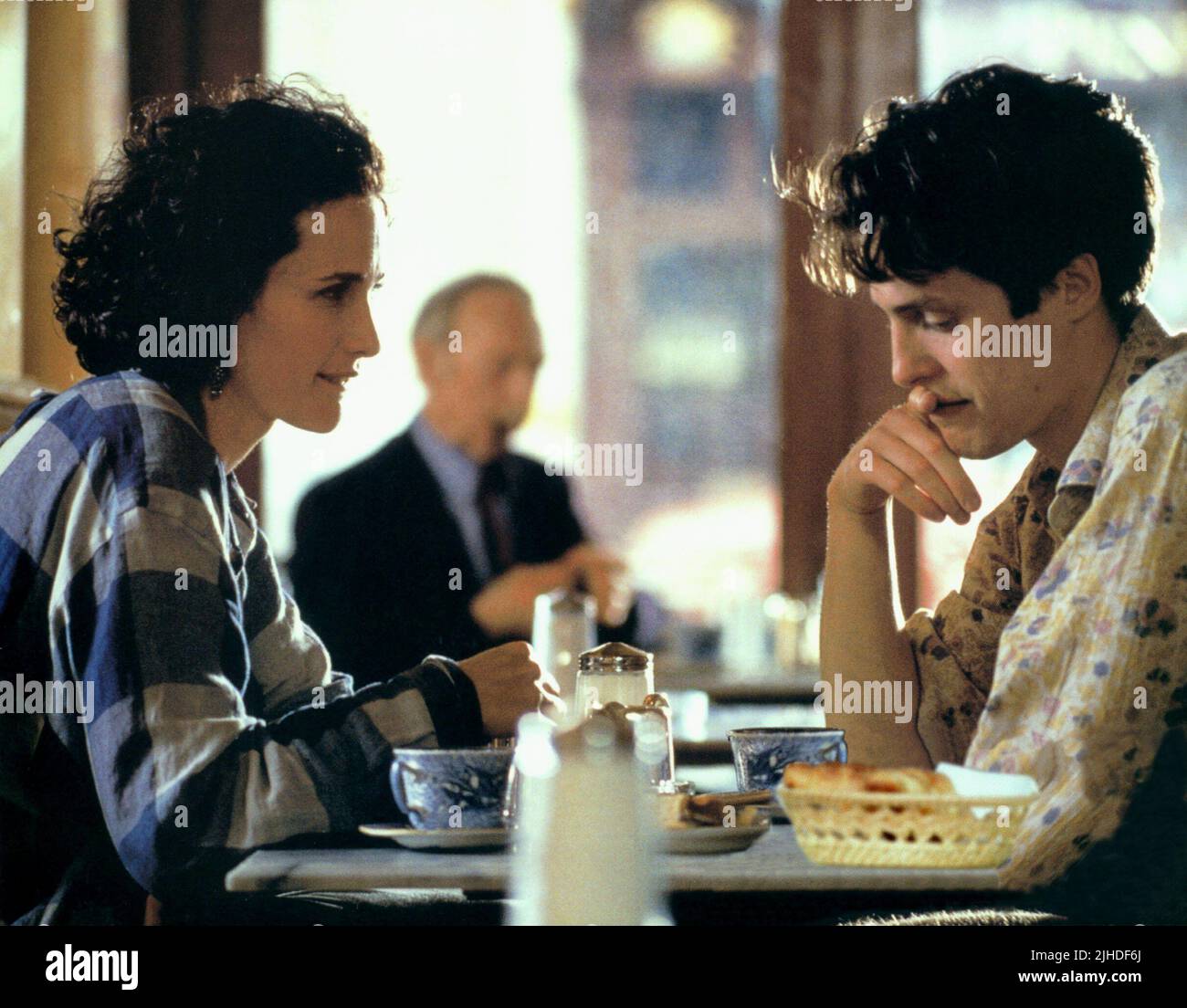 ANDIE MACDOWELL, Hugh Grant, Quatre mariages et un enterrement, 1994 Banque D'Images