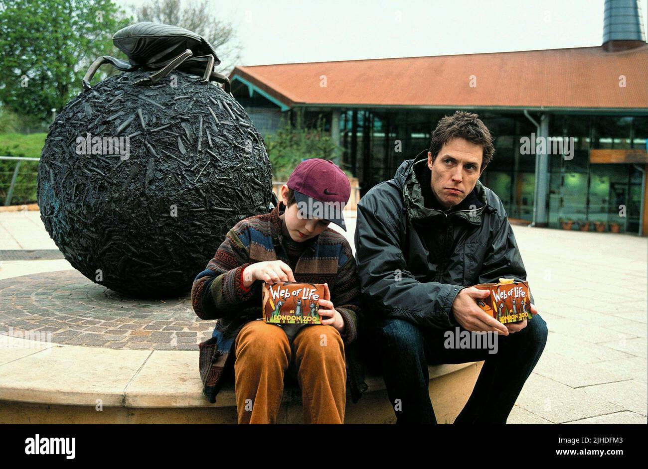 NICHOLAS HOULT, Hugh Grant, sur un petit garçon, 2002 Banque D'Images