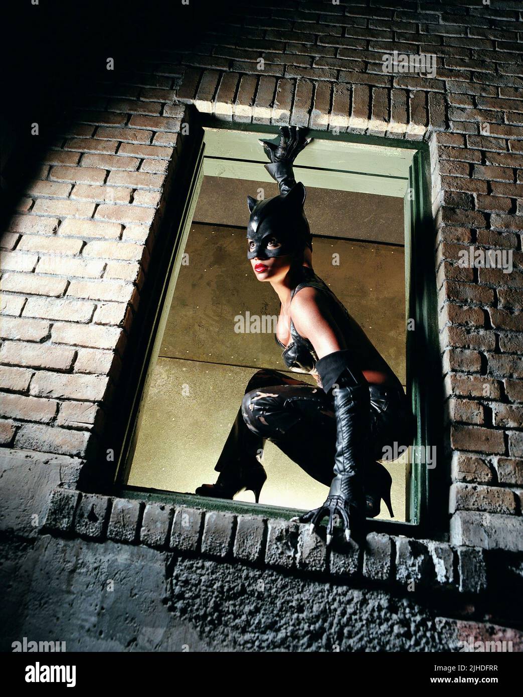 HALLE BERRY, Catwoman, 2004 Banque D'Images