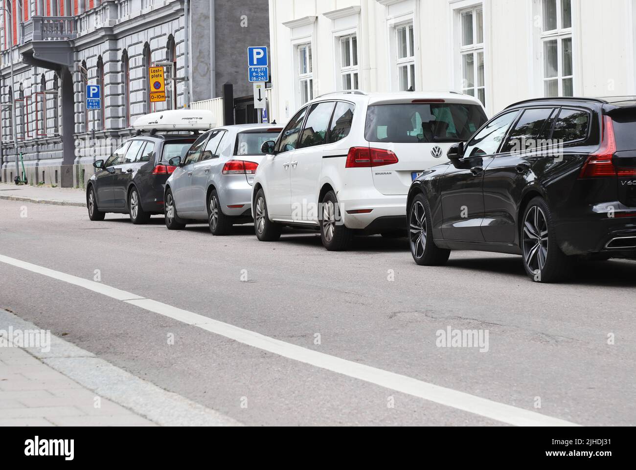 Uppsala, Suède - 2 juillet 2022 : voitures modernes garées dans la rue à l'extérieur des bâtiments résidentiels. Banque D'Images