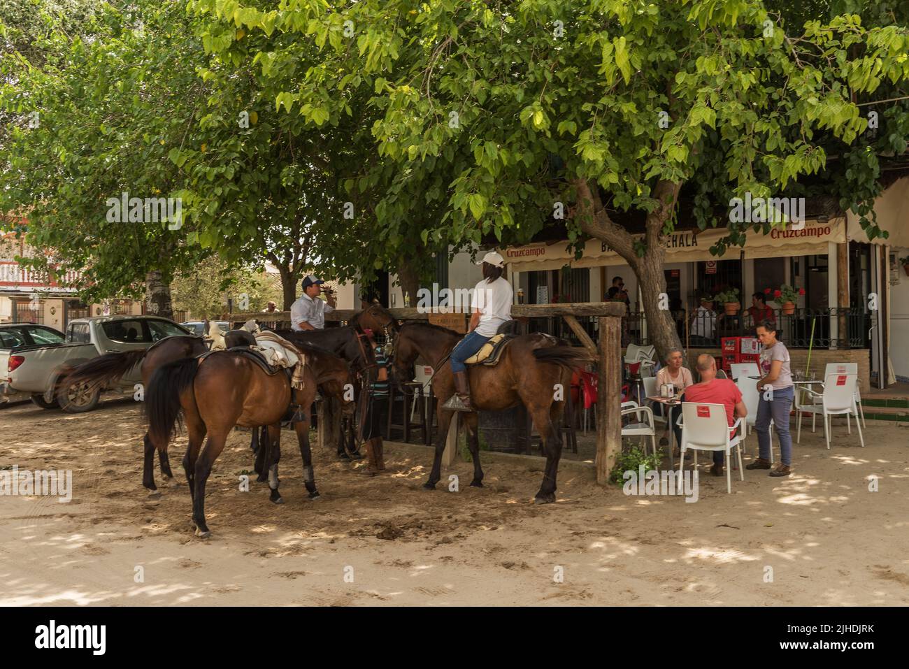 Cavaliers sur les rues sablonneuses d'El Rocío, Andalousie, Espagne Banque D'Images