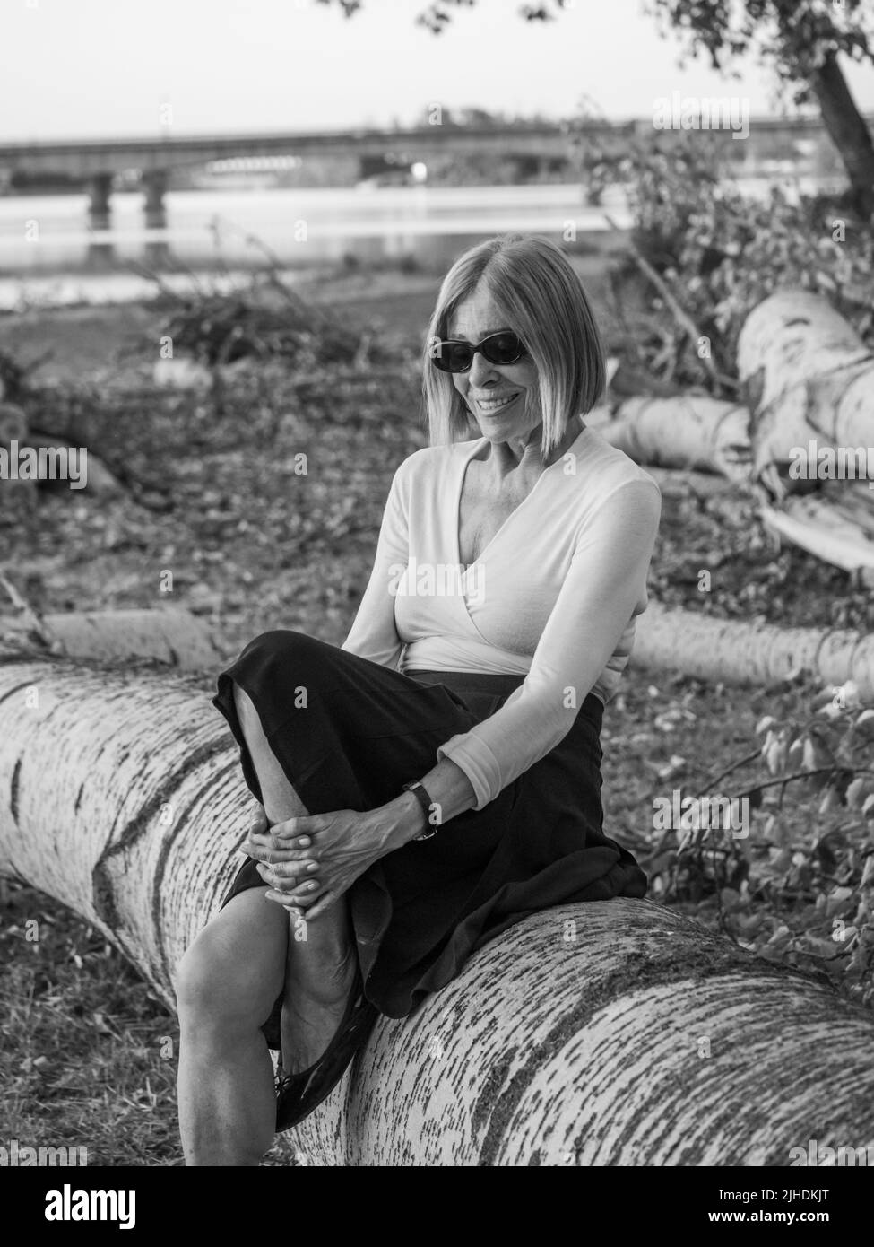 senior tenue élégante dame habillé blaka dn blanc portant des lunettes de soleil appréciant la nature en été Banque D'Images