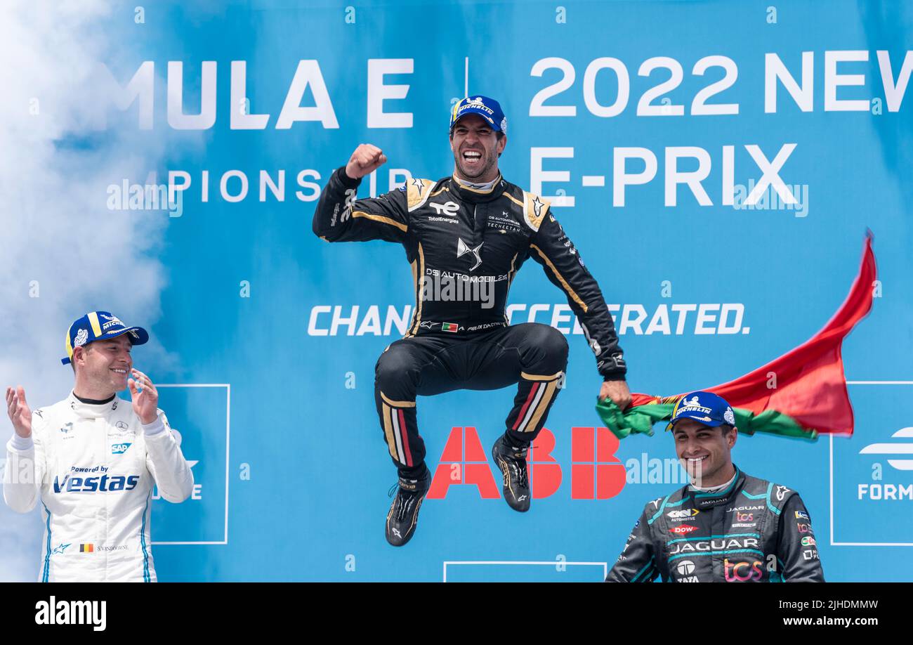 New York, NY - 17 juillet 2022: Antonio Felix Da Costa de l'équipe de TeCheetah célèbre 1st place de la saison de course de Formule E 8 jour 2 au terminal de croisière à Red Hook Brooklyn. Banque D'Images