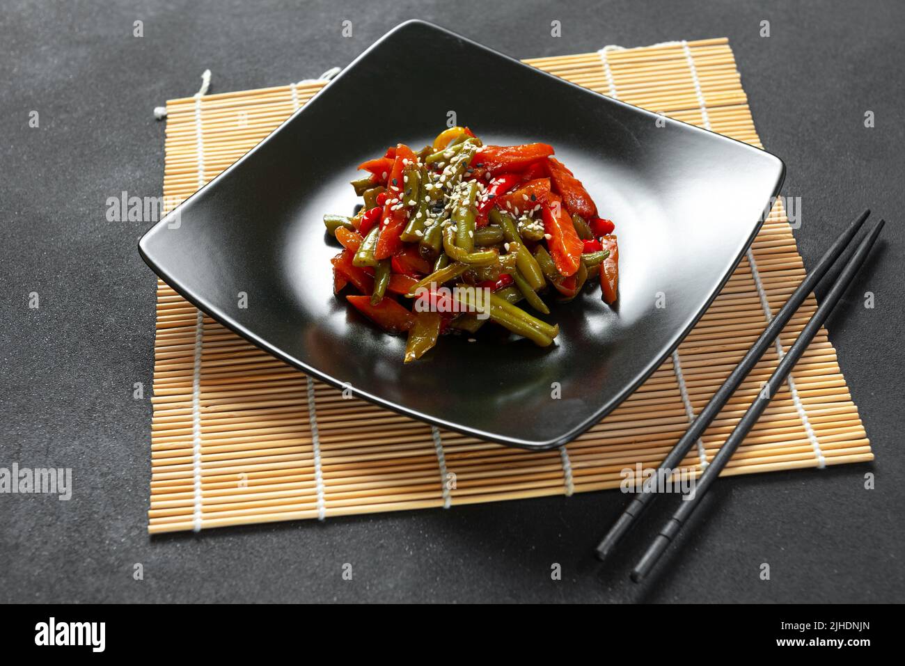 Cuisine de rue asiatique avec sauce. Légumes rôtis coréens. Légumes frits thaïlandais en sauce Banque D'Images