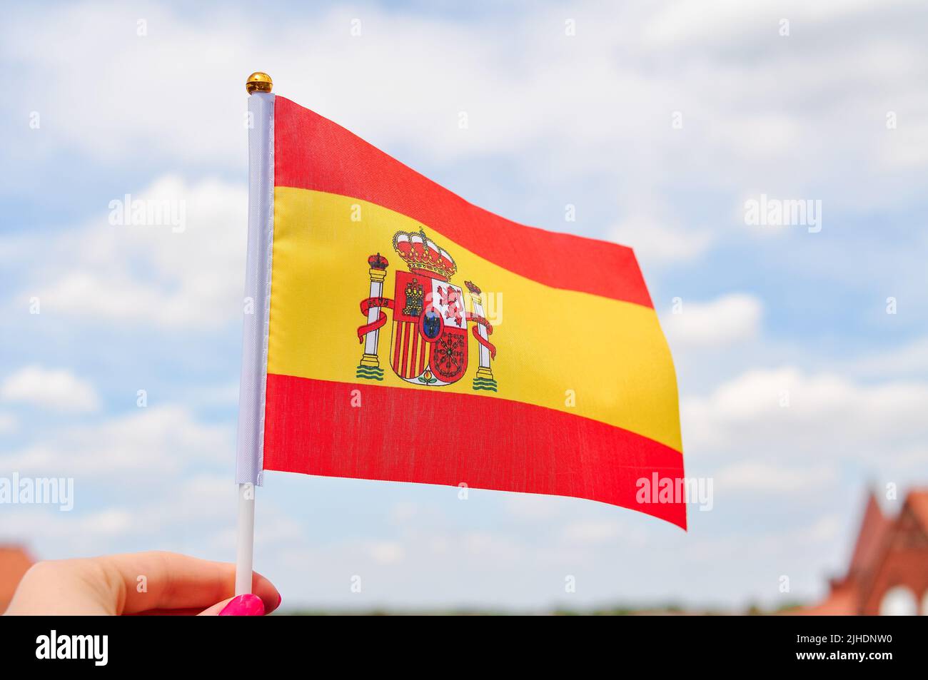 Gros plan du drapeau national espagnol jaune et rouge, drapeau de la main Banque D'Images
