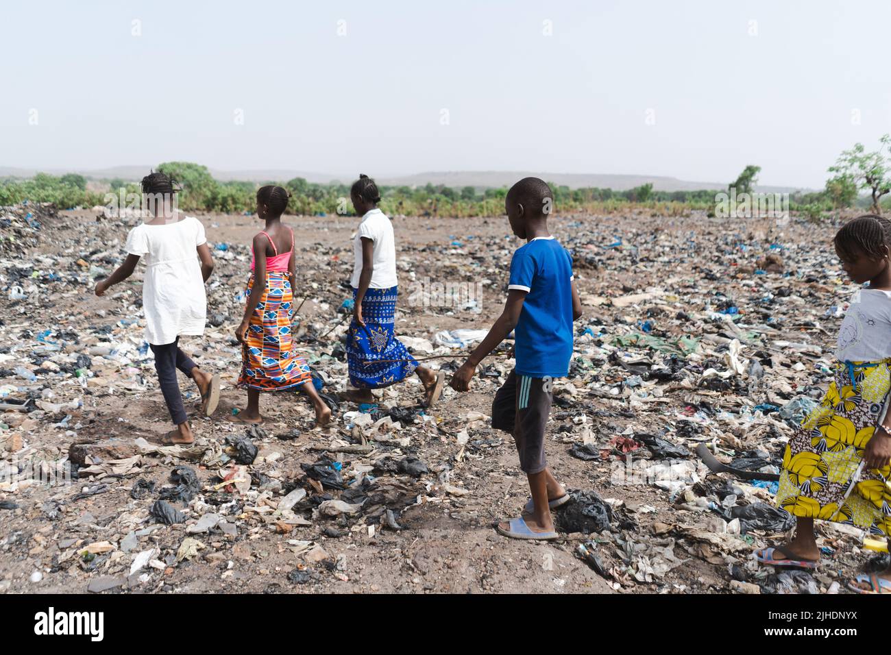 Enfants de taudis traversant une décharge sanitaire; manque d'infrastructures dans les pays en développement Banque D'Images