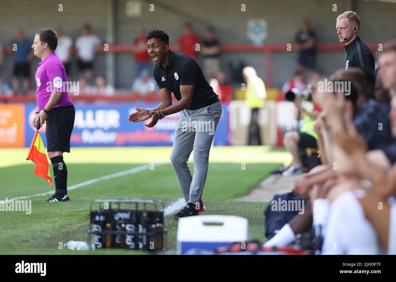 Kevin Betsy, directeur de Crawley Town, a vu pendant la pré-saison, entre Crawley Town FC et QPR au Broadfield Stadium de Crawley Banque D'Images