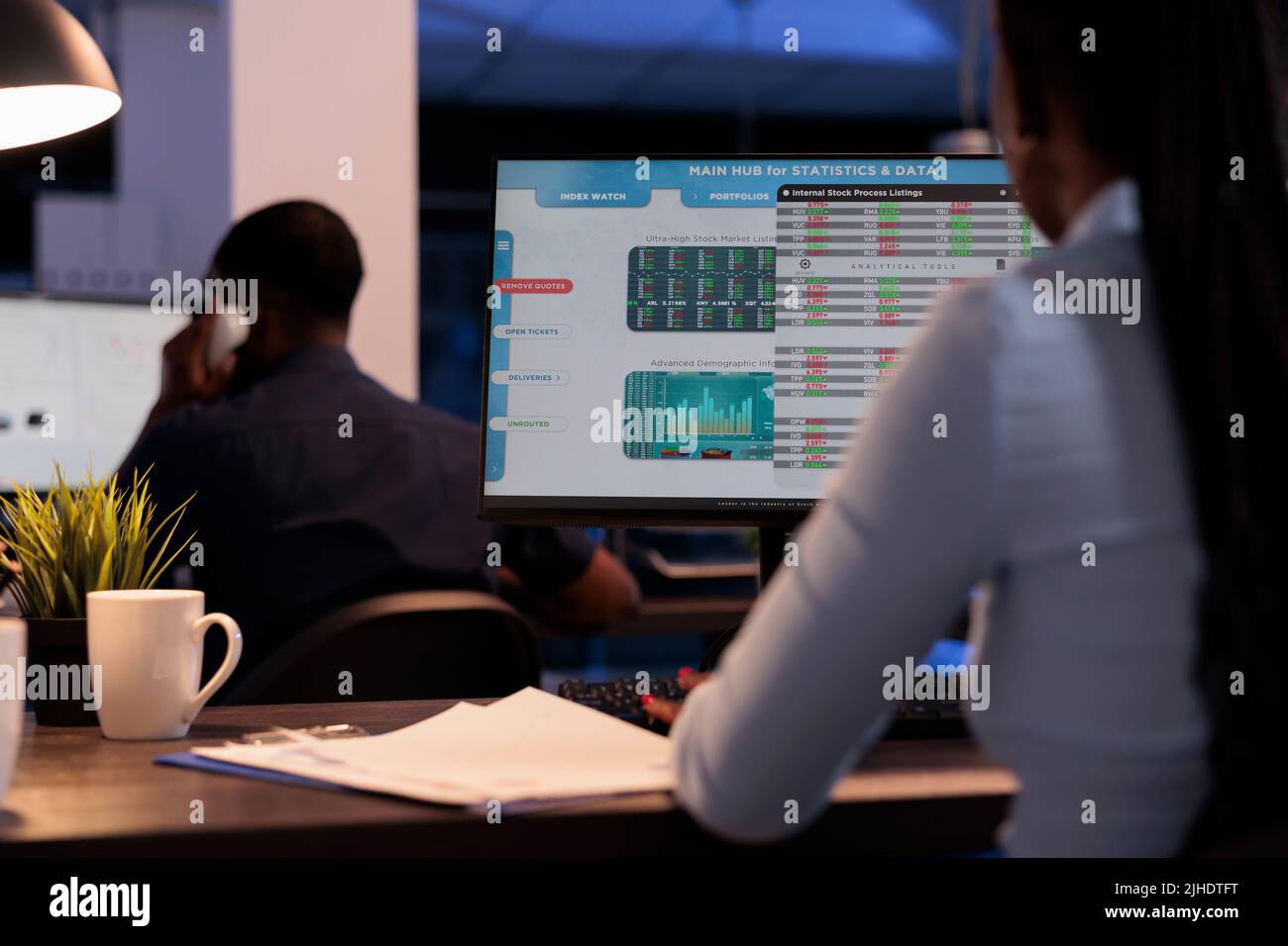 Femme courtier regardant les ventes en temps réel du marché boursier, analysant les statistiques de la bourse mondiale pour l'investissement de capital-monnaie. Travailler avec l'indice de fonds hegde bénéfice sur le trading de forex la nuit. Banque D'Images