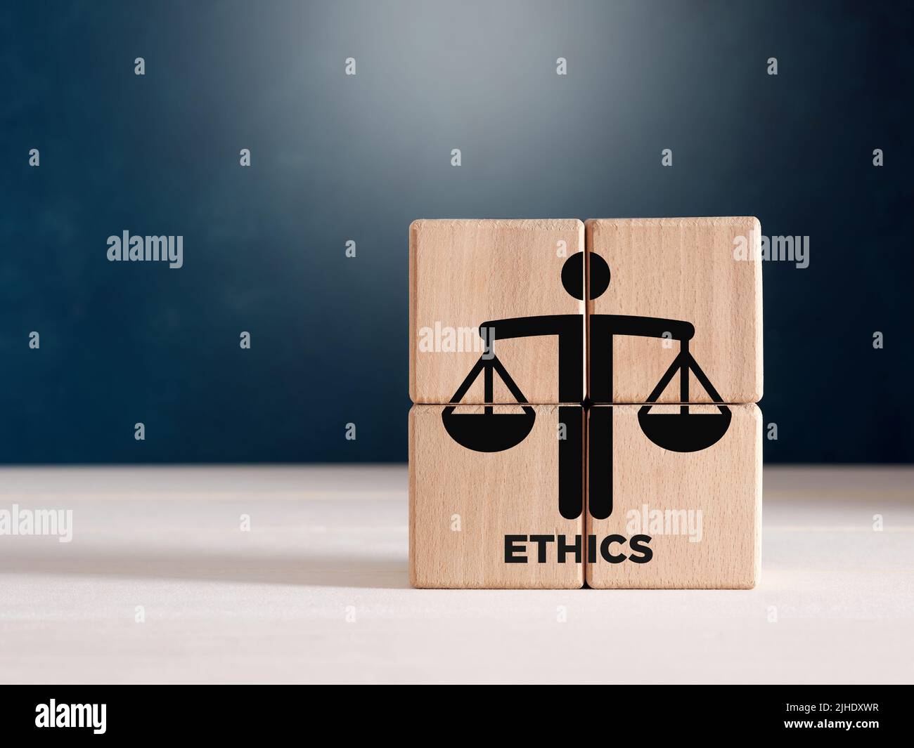 Symbole d'éthique ou de justice des affaires sur des cubes en bois. Concept de culture d'entreprise éthique, d'intégrité des affaires et de principes moraux. Banque D'Images