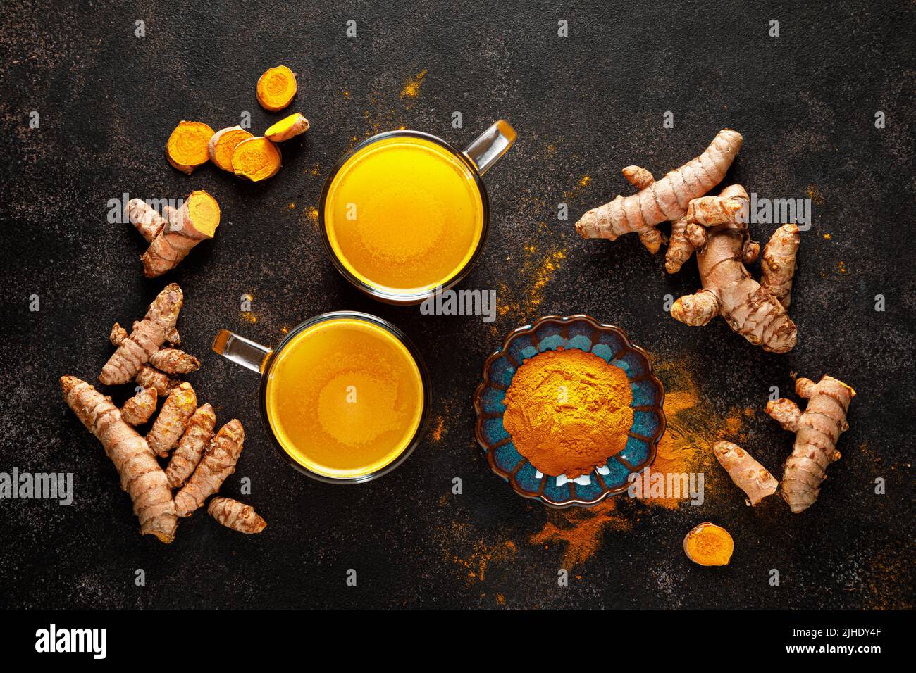 Curcuma. Racine de curcuma fraîche et curcumine en poudre Banque D'Images