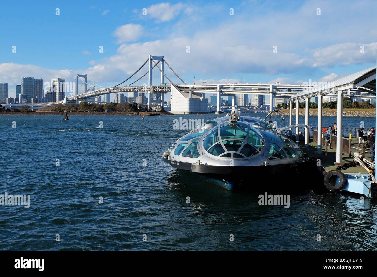 Architecture extérieure et décoration de style urbain typique de croisière en bateau à travers le pont et la rivière Sumida avec ciel bleu ciel nuageux - Tokyo, Japon Banque D'Images