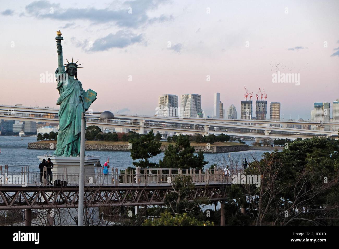 Architecture et design extérieurs à la réplique de la statue de la liberté devant le pont Rainbow - Tokyo, Japon Banque D'Images