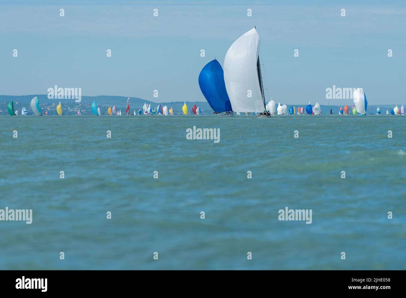 TIHANY JUILLET 14 les bateaux à voile participent au championnat