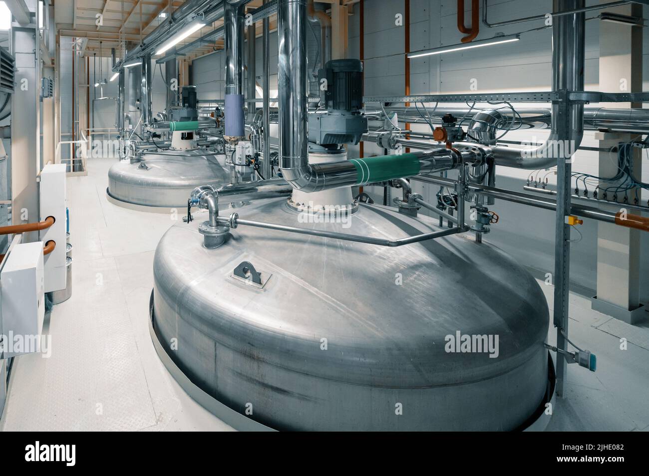 Grand réservoir avec liquides agressifs traités en atelier Banque D'Images