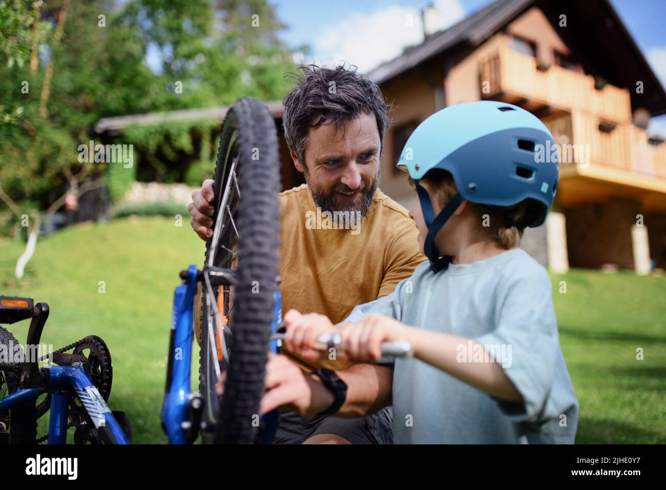 Grand-père Et Petit Enfant Avec Pompe Passant Du Temps Ensemble Tout En  Gonflant Un Pneu De Vélo