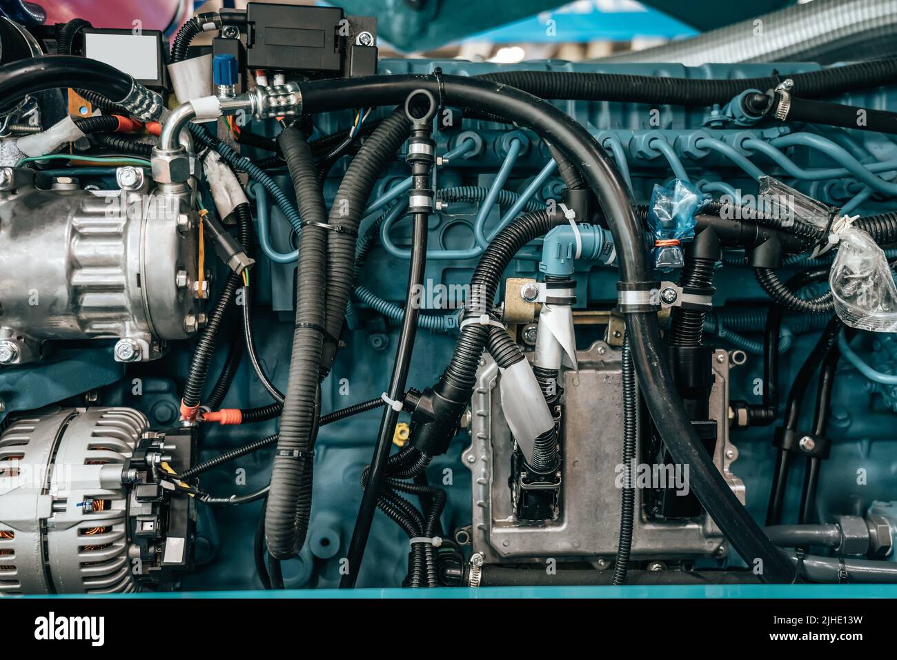 Moteur de moissonneuse ou de tracteur, nouvelle technologie moderne combine moteur de véhicule avec métal, pièces en plastique, courroies d'entraînement, équipement industriel agricole lourd. Banque D'Images