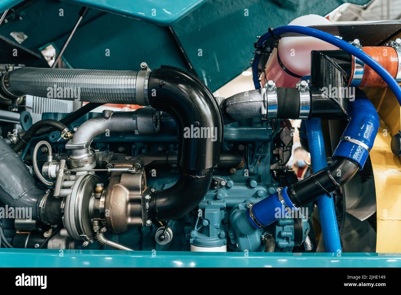 Moteur de moissonneuse ou de tracteur, nouvelle technologie moderne combine moteur de véhicule avec métal, pièces en plastique, courroies d'entraînement, équipement industriel agricole lourd. Banque D'Images