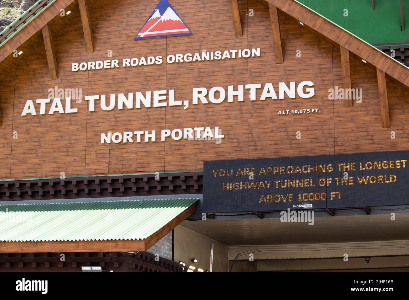 Manali, Himachal Pradesh, Indien - 25 mai 2022 : le portail nord du tunnel de l'Atal, Rohtang Banque D'Images