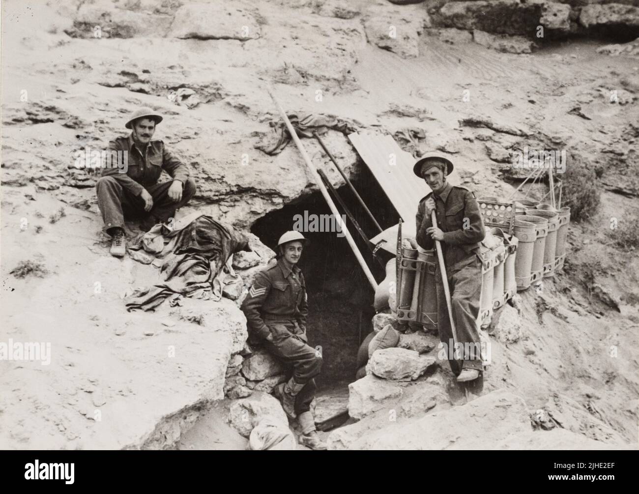 Photo d'époque vers 1941 montrant des soldats britanniques creusant un creusage de poussière ou de bunker pendant le siège de Tobruk Libye en Afrique du Nord pendant la deuxième guerre mondiale Banque D'Images