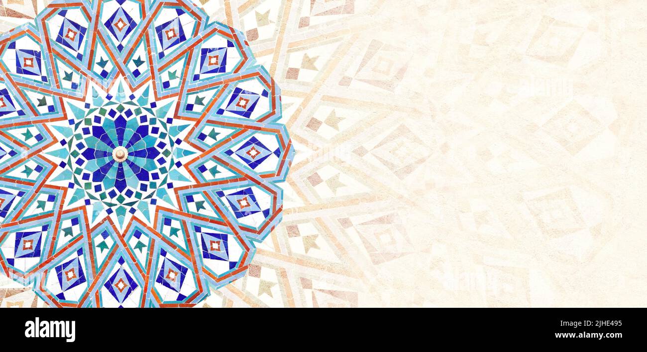 Détail de mur traditionnel persan mosaïque avec ornement géométrique et floral, Iran. Arrière-plan horizontal ou vertical avec carreaux de céramique. Maquette Banque D'Images