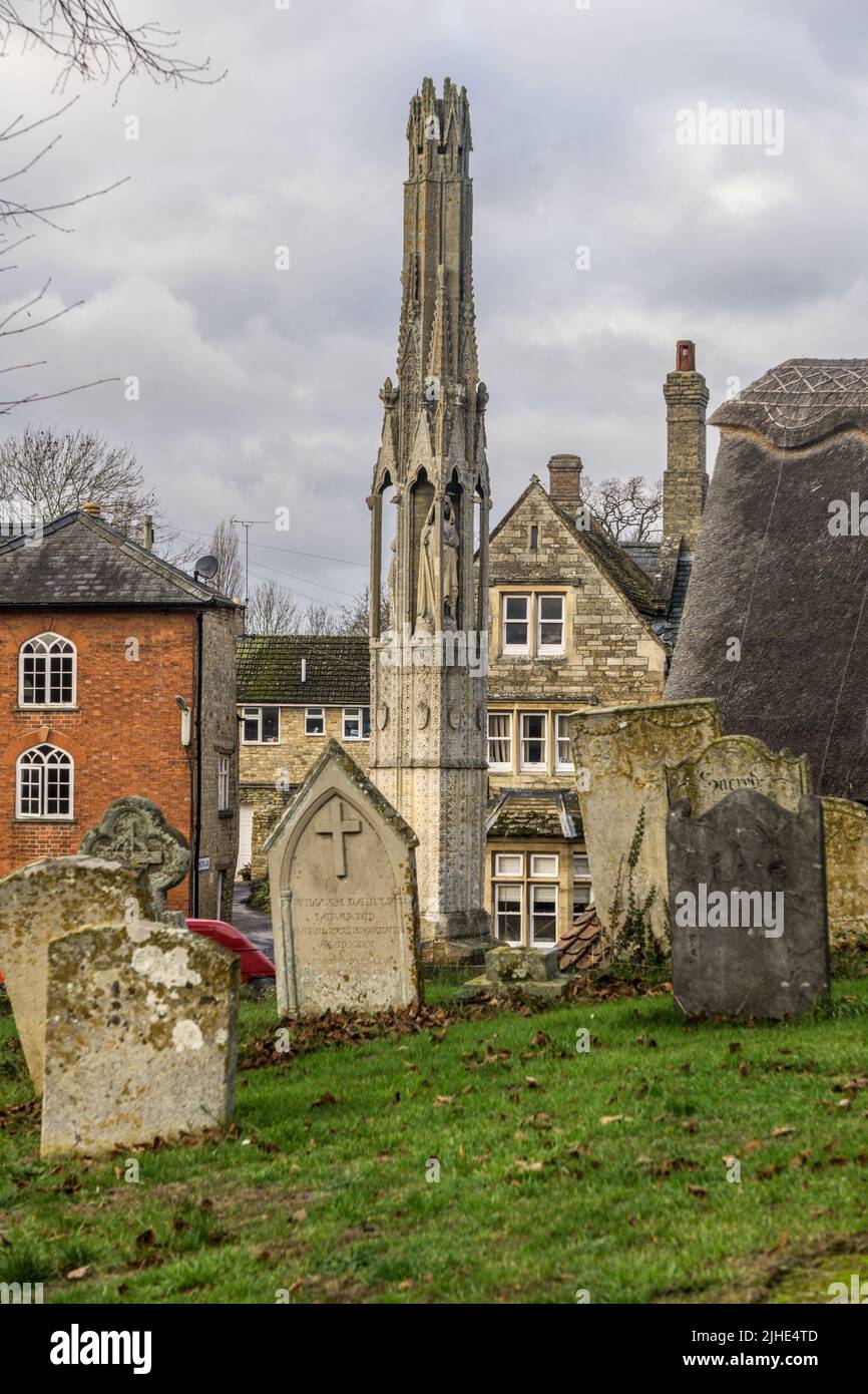 Eleanor Cross, Geddington, Northamptonshire, Royaume-Uni; un monument ancien de 1290 par Edward I en mémoire de sa femme Eleanor de Castille Banque D'Images